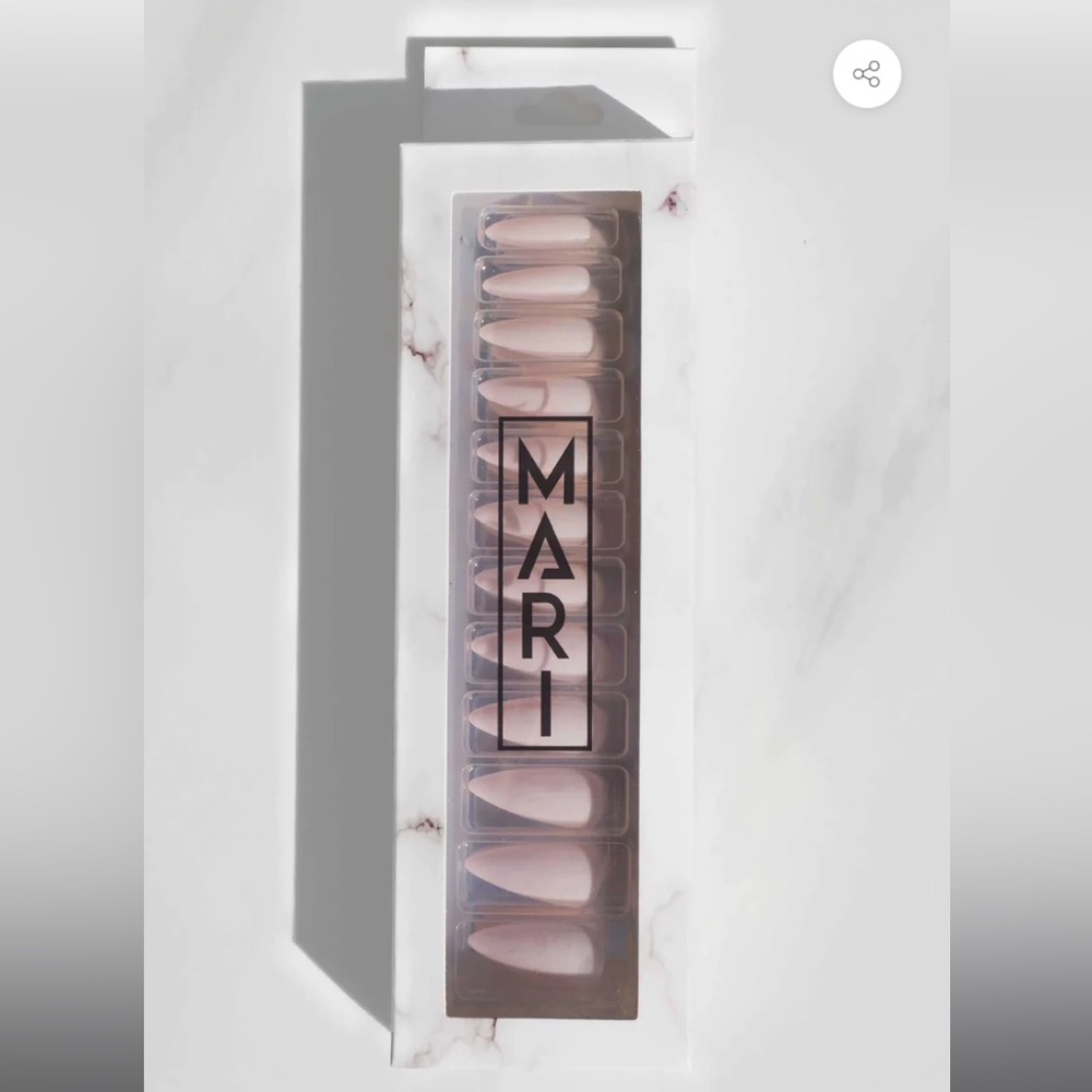 Press on nails, Mari by Marsai